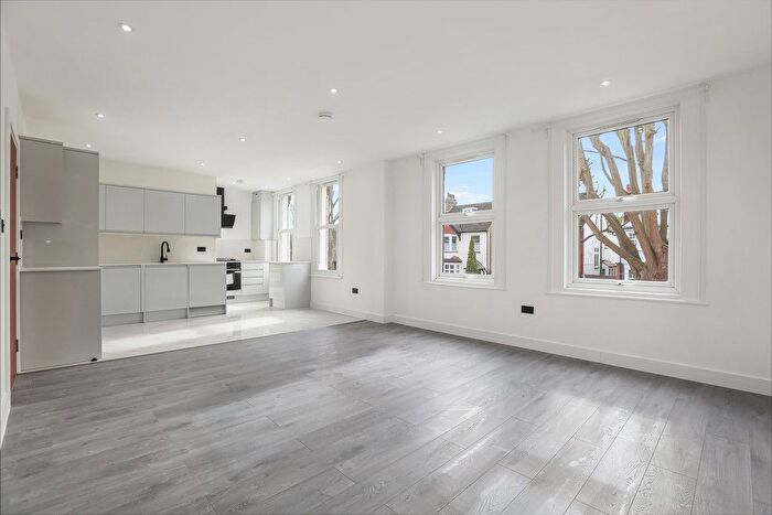 3 Bedroom Flat To Rent In Grosvenor Avenue, Carshalton, SM5