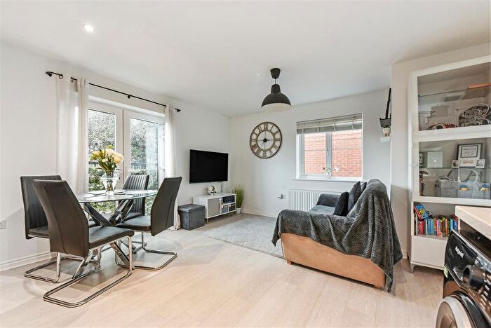 1 Bedroom Flat For Sale In Kiln Mews, Hambrook, Chichester, PO18