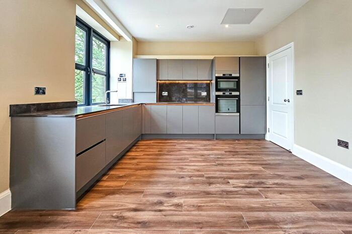2 Bedroom Apartment To Rent In Windsor Court, Clarence Drive, HG1
