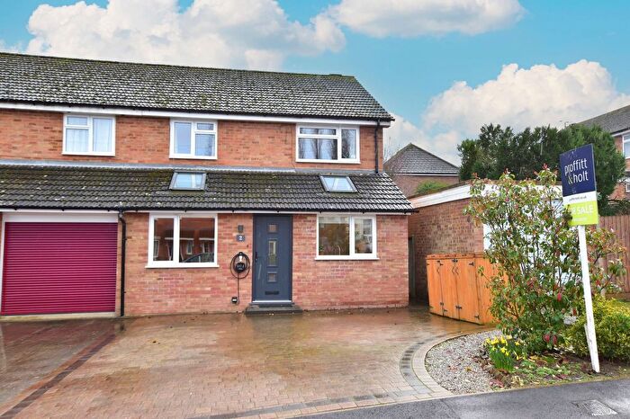 4 Bedroom Semi-Detached House For Sale In Gade Valley Close, Kings Langley, WD4