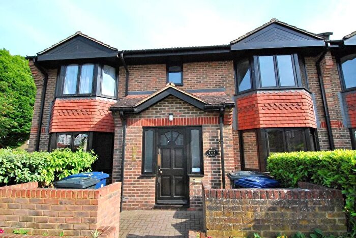 2 Bedroom Flat To Rent In Banbury Court, Woodstock Avenue, London, W13