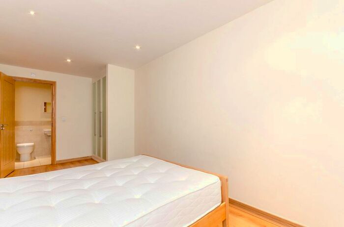2 Bedroom Flat To Rent In Martyr Road, Guildford, GU1