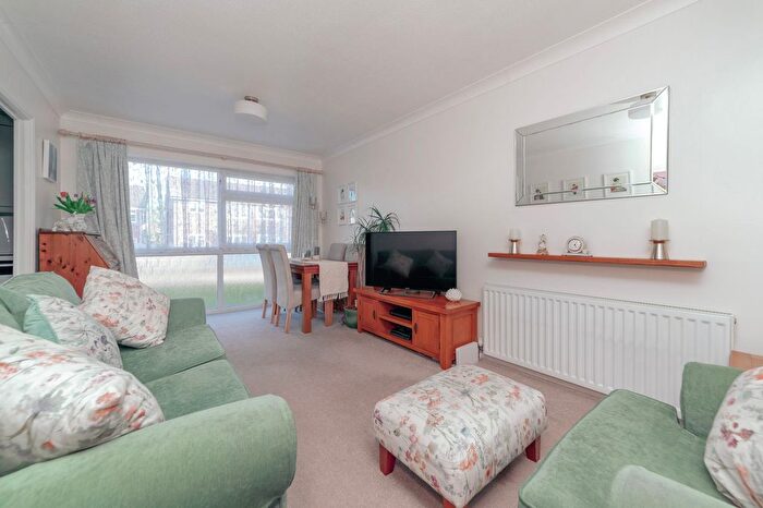 2 Bedroom Maisonette For Sale In Hampton Close, Stevenage, SG2