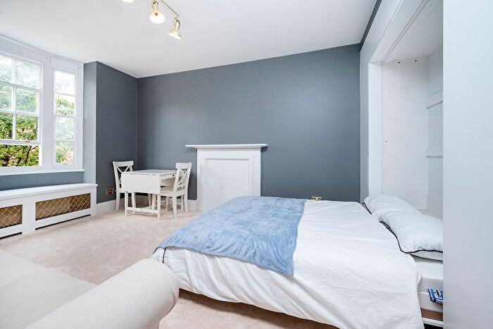 Studio To Rent In Queensway, London, W2