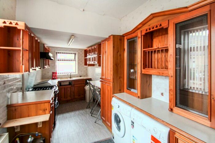 2 Bedroom Flat To Rent In Rugby Place, Bradford, BD7