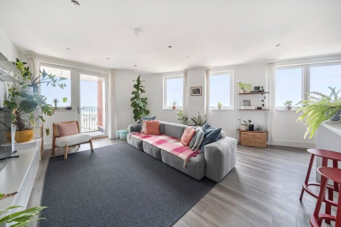 3 Bedroom Flat To Rent In Healum Avenue, Southall, UB2