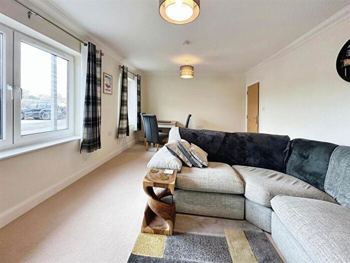 2 Bedroom Apartment For Sale In Trent Place, Warwick, CV34