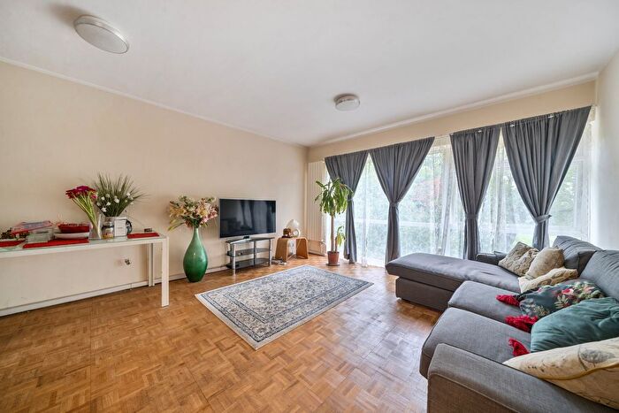 2 Bedroom Flat For Sale In Pinewood Grove, Ealing, London, W5