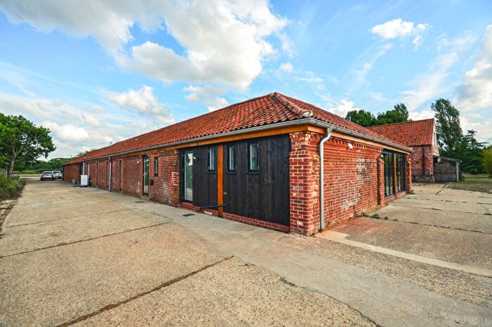 4 Bedroom Barn Conversion To Rent In Heath Road, Hockering, NR20