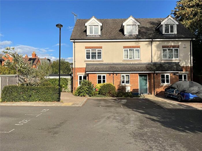 3 Bedroom Semi Detached House For Sale In Gloster Close, Farnborough, Hampshire, GU14