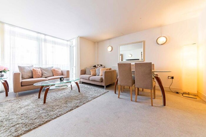 3 Bedroom Flat To Rent In Gainsborough House, Canary Wharf, London, E14