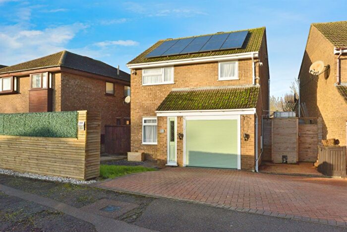 3 Bedroom Detached House For Sale In Braybrooke Drive, Furzton, Milton Keynes, MK4