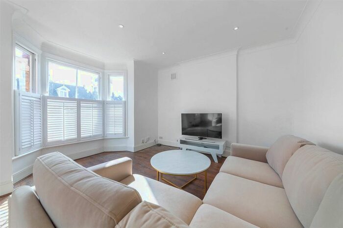 3 Bedroom Flat To Rent In Clova Road, Forest Gate, London, E7