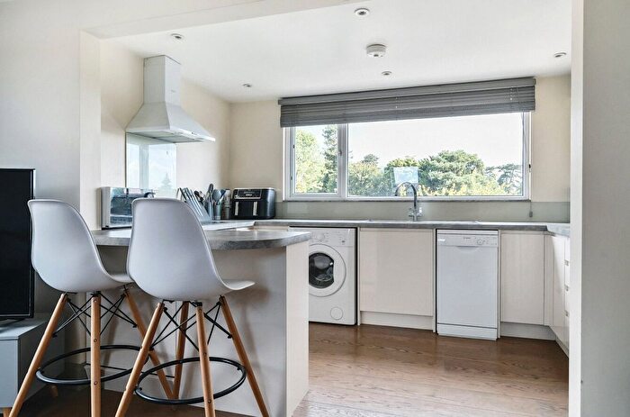 1 Bedroom Flat To Rent In High Street, Bovingdon, Hemel Hempstead, Hertfordshire, HP3