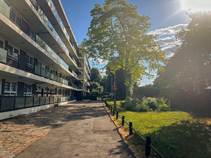 2 Bedroom Flat To Rent In Tooting Bec Road, London, SW17