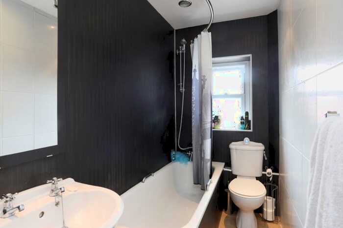 1 Bedroom Flat For Sale In High Street, Kirkcaldy, KY1