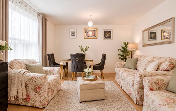 2 Bedroom Maisonette For Sale In Barnabus Road, Homerton, E9