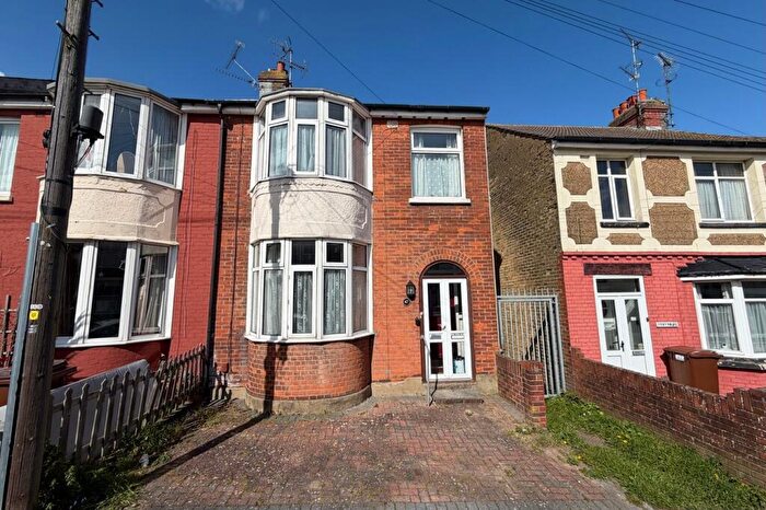 3 Bedroom End Of Terrace House For Sale In Second Avenue, Gillingham, ME7