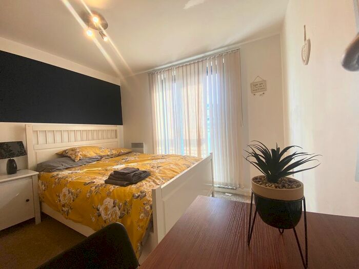 2 Bedroom Flat To Rent In St. Christophers Court, Swansea, SA1