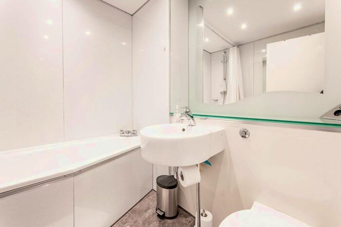 3 Bedroom Flat To Rent In Westminster Bridge Road, Waterloo, London, SE1