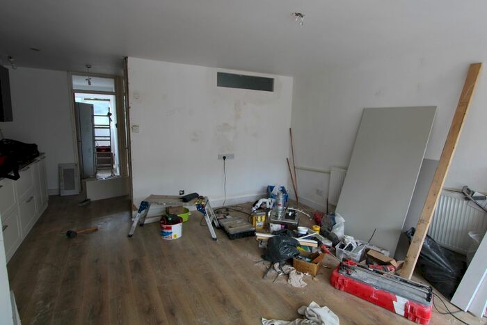 2 Bedroom Flat To Rent In Woodvale Walk, Norwood, SE27