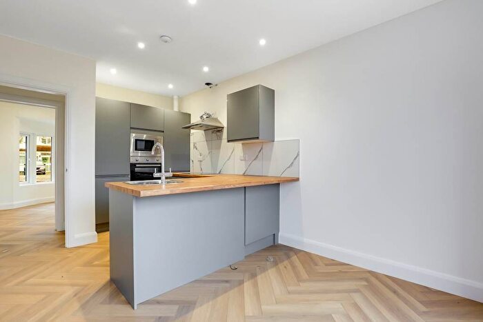 3 Bedroom Semi-Detached Bungalow To Rent In Gladeside, Croydon, London, CR0