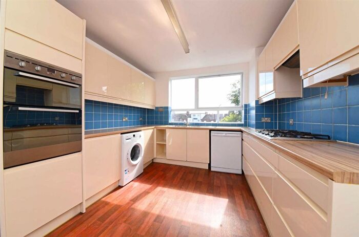 2 Bedroom Flat To Rent In Station Road, Hendon, NW4