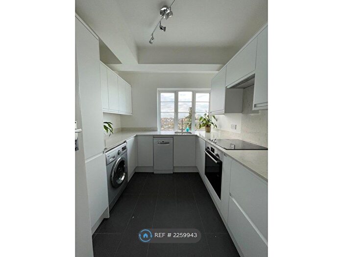 2 Bedroom Flat To Rent In Sheen Court, Richmond, London, TW10