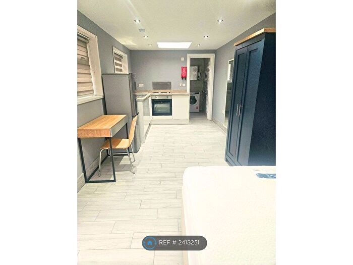 Studio To Rent In Colindale, London, NW9