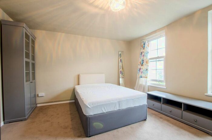 3 Bedroom Flat To Rent In Gosling Way, Brixton, London, SW9