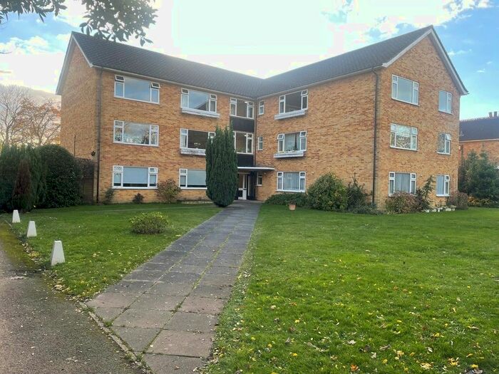 2 Bedroom Flat To Rent In Broad Lane, Hampton, TW12