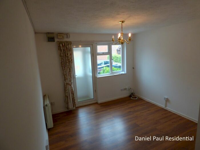 1 Bedroom Maisonette To Rent In Clementine Close, West Ealing, W13