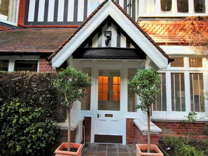 3 Bedroom Flat To Rent In Azalea Park, Milner Road, Bournemouth, BH4