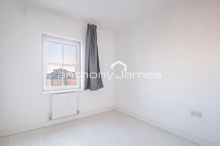 2 Bedroom Flat For Sale In Rainbow Road, Erith, DA8