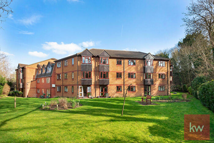 2 Bedroom Apartment For Sale In Crescent Dale, Shoppenhangers Road, Maidenhead, SL6