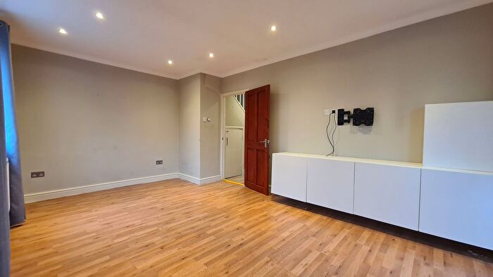 2 Bedroom Maisonette For Sale In Bennett Street, Chiswick, W4