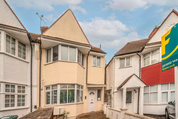 2 Bedroom Flat To Rent In Clifton Gardens, Temple Fortune, London, NW11