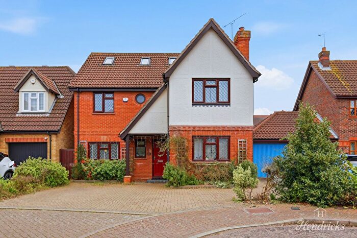 4 Bedroom Detached House For Sale In Alleyn Place, Westcliff-On-Sea, SS0