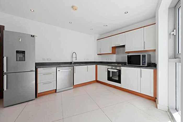 2 Bedroom Flat To Rent In Bridges Court Road, London, SW11