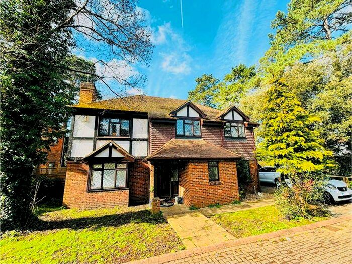 4 Bedroom Detached House To Rent In Aniche Chadworth Way, KT10