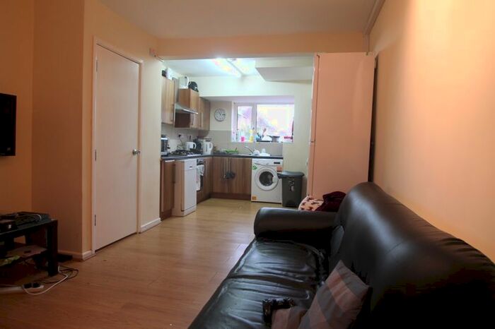 6 Bedroom Semi-Detached House To Rent In Abbotts Close, Uxbridge, UB8