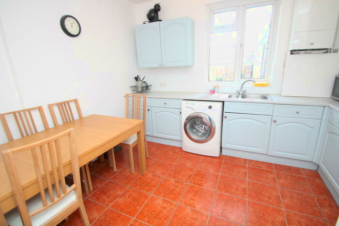 2 Bedroom Flat To Rent In Addiscombe Road, Croydon, CR0