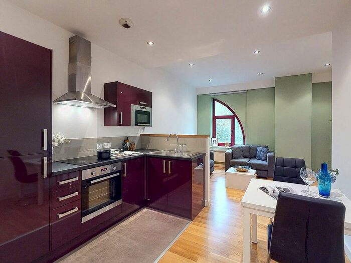 2 Bedroom Flat To Rent In Wade Lane, Leeds, LS2