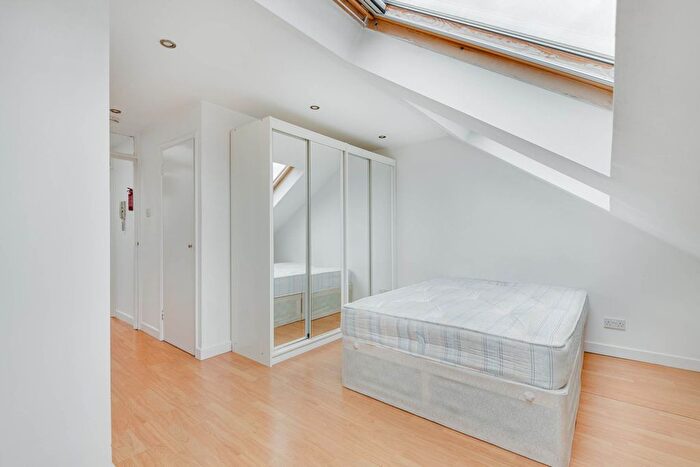 5 Bedroom Town House To Rent In Howards Lane, Putney, London, SW15