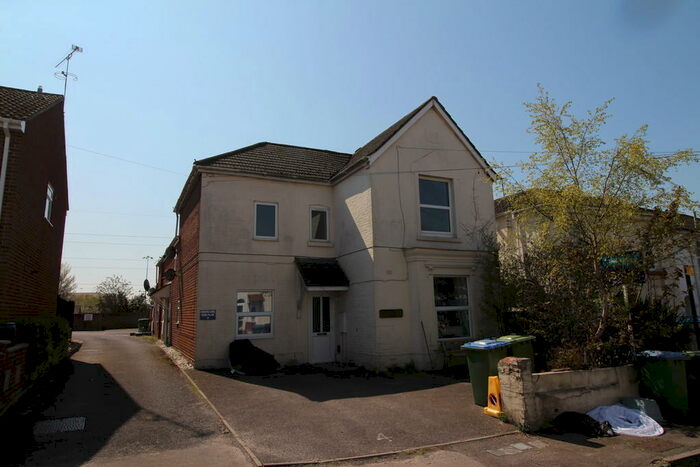 2 Bedroom Maisonette To Rent In Waverley Road, Southampton, SO15