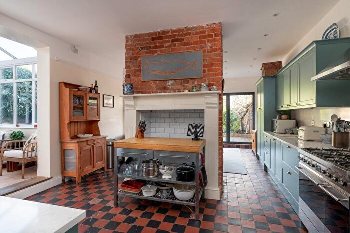 7 Bedroom Semi-Detached House For Sale In Chaucer Road, Bedford, MK40