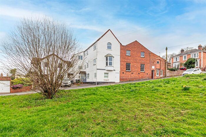 2 Bedroom Flat For Sale In Bank Street, Malvern, WR14
