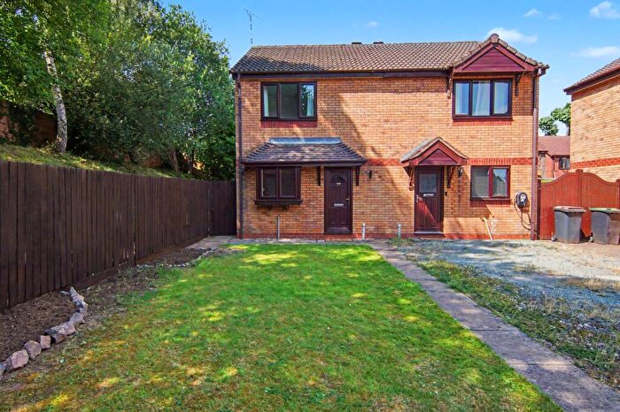 2 Bedroom Semi-Detached House For Sale In Barons Croft, Nuneaton, CV10