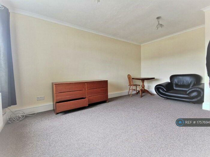 2 Bedroom Flat To Rent In Ryecroft Gardens, Blackwater, Camberley, GU17