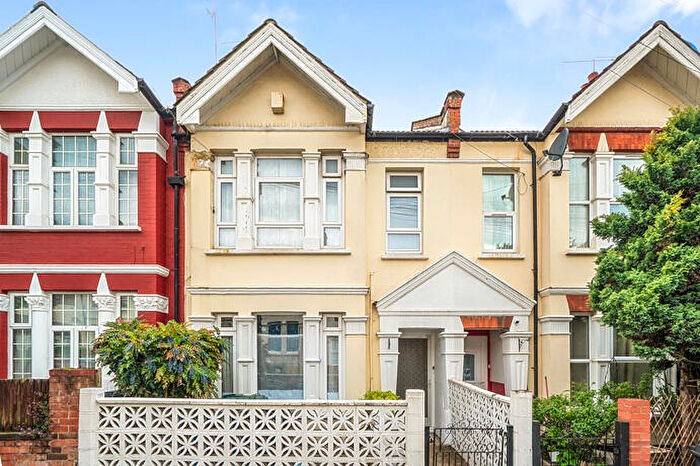 2 Bedroom Maisonette For Sale In Russell Road, Hendon, London, NW9